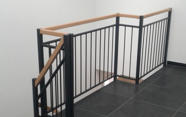 Galeriegeländer – pulverbeschichtet mit Buchenholzhandlauf