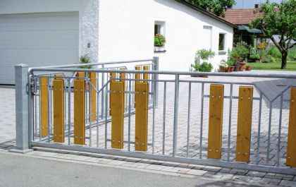 Metallzaun und Tor in Holzkombination von Metallbau Hofmann