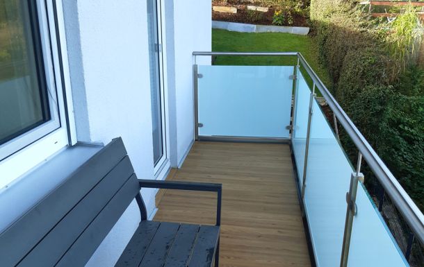 Metallbau Hofmann - Bodenbelag aus Fundermax Terrassen-Bauplatten