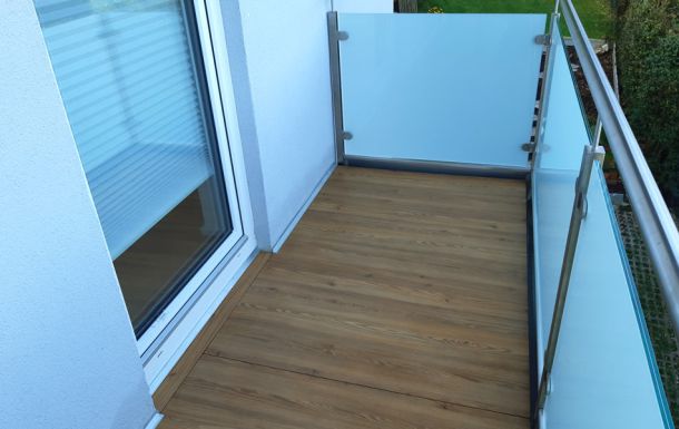 Metallbau Hofmann - Bodenbelag aus Fundermax Terrassen-Bauplatten